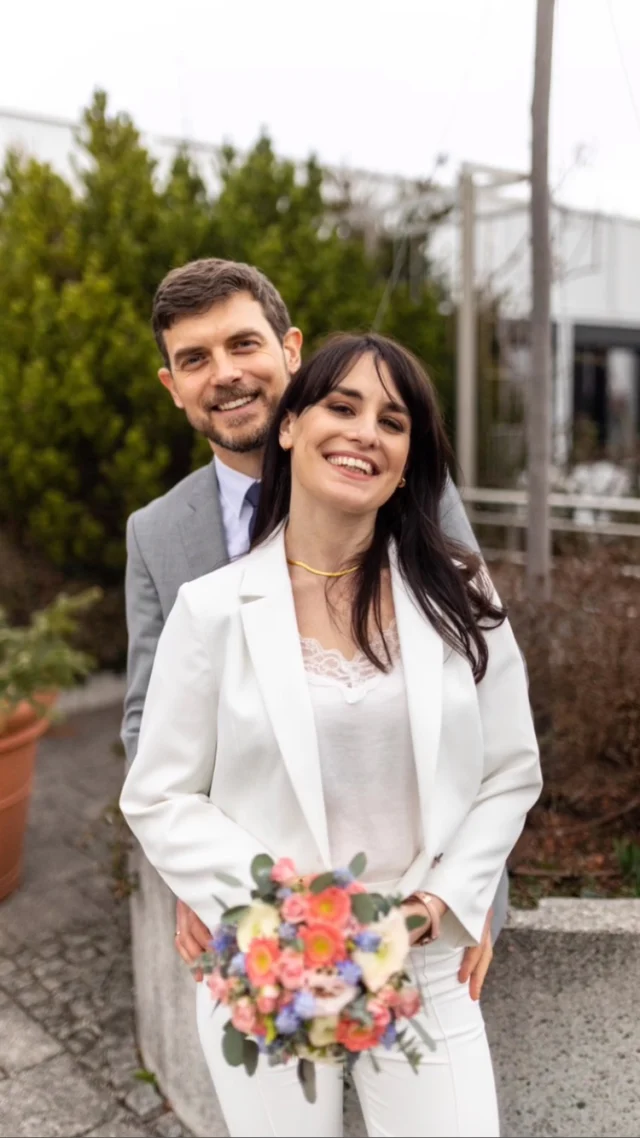 Euer Fotograf zum Heiraten im KVR Ruppertstraße. Dort ist nämlich viel mehr möglich als ihr vielleicht wusstet. Die Trausäle haben ein perfektes Licht für romantische Fotos. Die Dachterrasse bietet einen wunderbaren Rückzugsort für Eure Gruppenfotos und ein Gläschen Sekt. Und nicht zu vergessen, sind der Bahnwärther, die Bavaria und die Isar gleich um die Ecke. Bucht mich gern für Euren Standesamt Quicky in 2025/26. 

#standesamtmünchen #fotografstandesamt #haasenhochzeit #weddingphotography #hochzeitsfotograf #munich #münchen